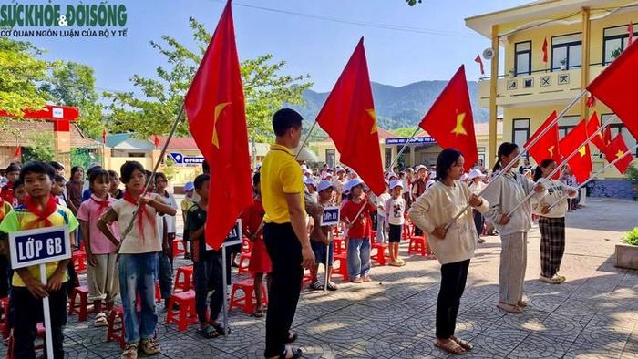 Học sinh tập luyện nghi thức cho ngày khai giảng.