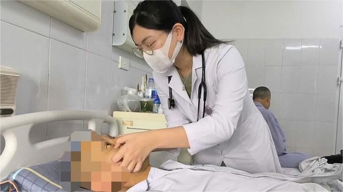 Bác sĩ kiểm tra tình trạng bệnh nhân sau khi được điều trị tích cực tại bệnh viện. Ảnh: BVCC