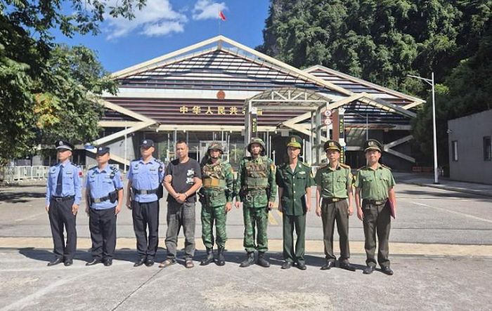 Lực lượng chức năng Việt Nam bàn giao đối tượng phạm tội cho đơn vị chức năng Trung Quốc. Ảnh: Công an tỉnh Cao Bằng