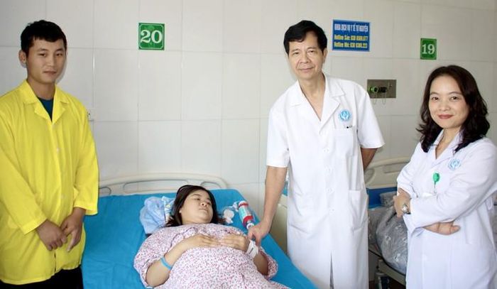 Bác sĩ BV Sản Nhi Bắc Ninh số 1 thăm hỏi sức khoẻ sản phụ Ngọc Anh. Ảnh: BVCC.
