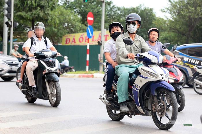 Phụ huynh cần làm gương để con an toàn trên đường đến trường. Ảnh: T.Anh