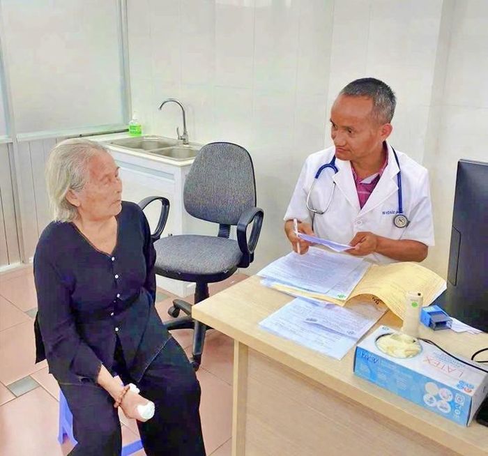 Cùng với khám sức khỏe, bác sĩ hướng dẫn người dân phòng một số bệnh thông thường. Ảnh: H.Giang.