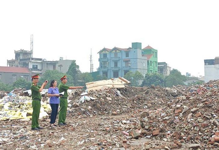 Cơ quan chức năng kiểm tra hiện trường vụ đổ chất thải trái phép. Ảnh: Công an TP Hà Nội.