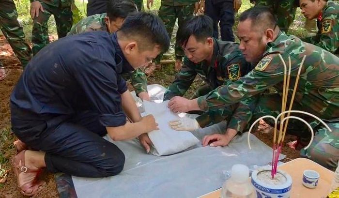 Đội 589 phát hiện 2 hài cốt liệt sĩ cùng nhiều di vật. Ảnh: Hoàng Cuối.