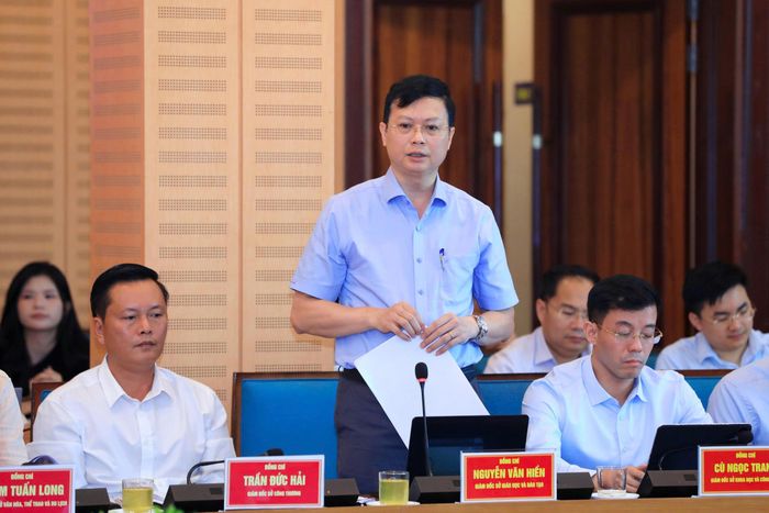Đại diện lãnh đạo Sở Giáo dục và Đào tạo Hà Nội báo cáo tại Hội nghị.