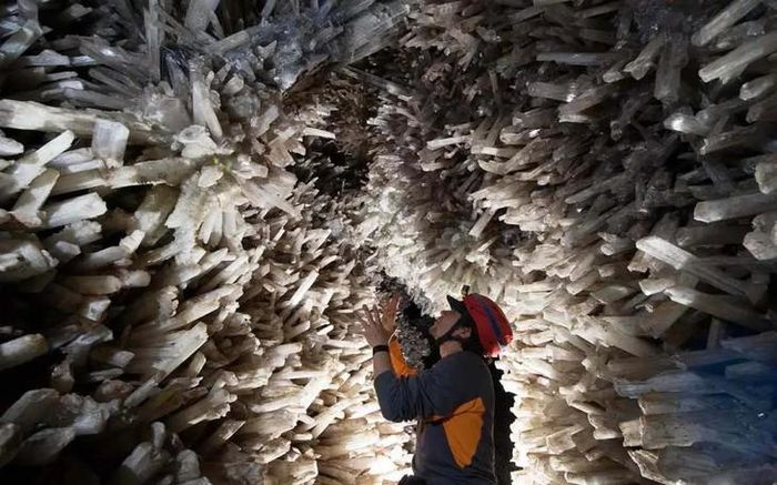 Điều kiện bên trong hang vẫn vô cùng khắc nghiệt, với nhiệt độ không khí tiệm cận 50 độ C và độ ẩm trên 90%. Ảnh: Geologyin