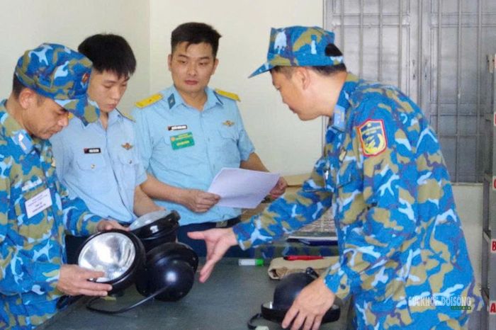 Phần thi nhận biết, kiểm tra trang bị và vật tư kỹ thuật. Ảnh: Minh Khánh