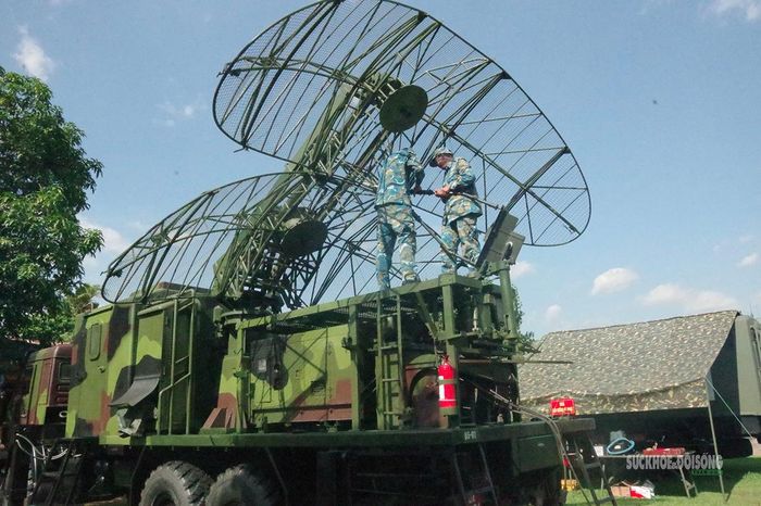 Thí sinh thực hành trên hệ thống ra-đa trong điều kiện sát nhiệm vụ. Ảnh: Minh Khánh