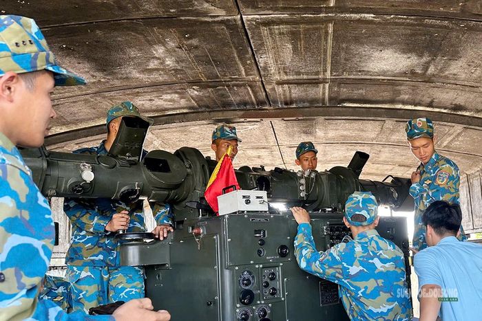 Các chiến sĩ thực hành kiểm tra, khai thác trang bị kỹ thuật. Ảnh: Minh Khánh