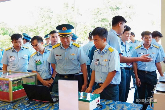 Đại biểu tham quan các mô hình, phần mềm và sáng kiến kỹ thuật trưng bày tại hội thao. Ảnh: Minh Khánh