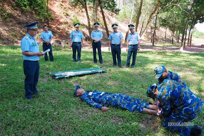 Thí sinh thực hành kỹ thuật sơ cứu, cứu thương. Ảnh: Minh Khánh