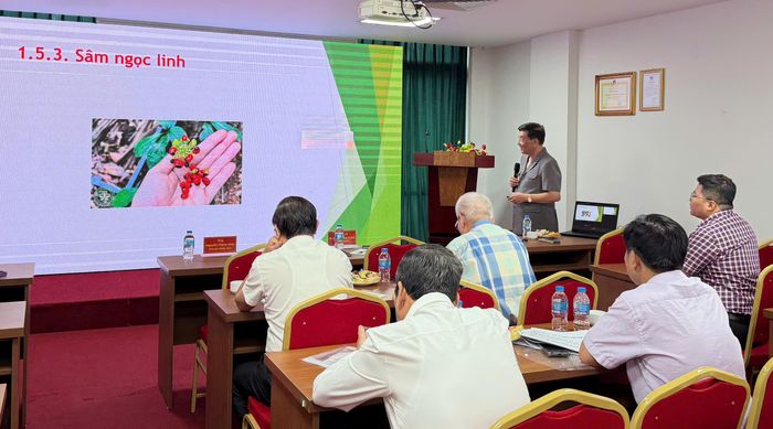 DSCK I Ngô Mạnh Trí - Viện Đông y Việt Nam tham luận.  Ảnh: Thái Bình