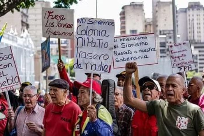  Những người biểu tình thuộc các nhóm ủng hộ Chavista và các phong trào xã hội của Mặt trận Nhân dân chống đế quốc tuần hành tại Caracas, hôm 29/8, để phản đối thỏa thuận dầu mỏ. Ảnh: Mario Flores/JNA/Zuma Press Wire/Shutterstock 