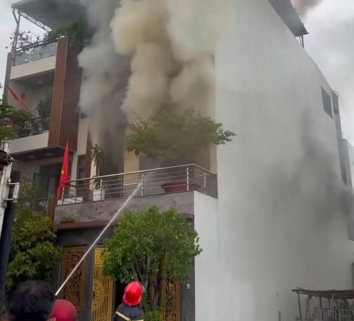 Khói bốc lên nghi ngút tại căn nhà 4 tầng bị cháy ở Khu đô thị An Bình Tân. (Ảnh: Nha Trang 24h)