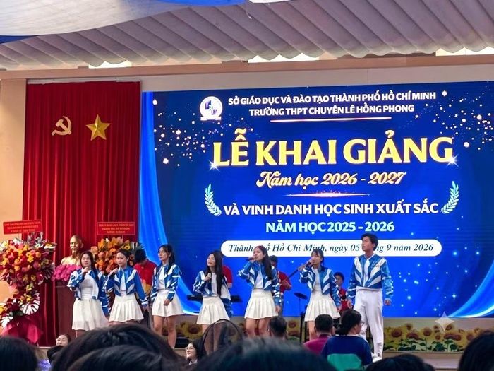  Đội Văn nghệ Trường THPT Chuyên Lê Hồng Phong biểu diễn tiết mục Thanh niên Việt Nam. 