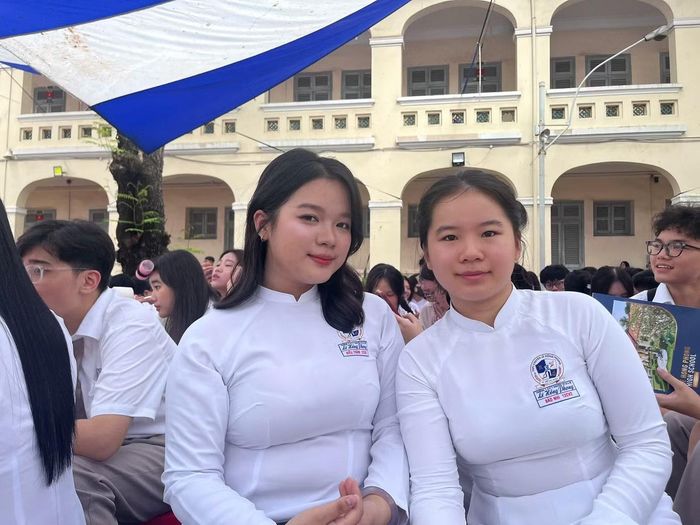 Các bạn học sinh hân hoan bước vào năm học mới. Ảnh: Song Thư.