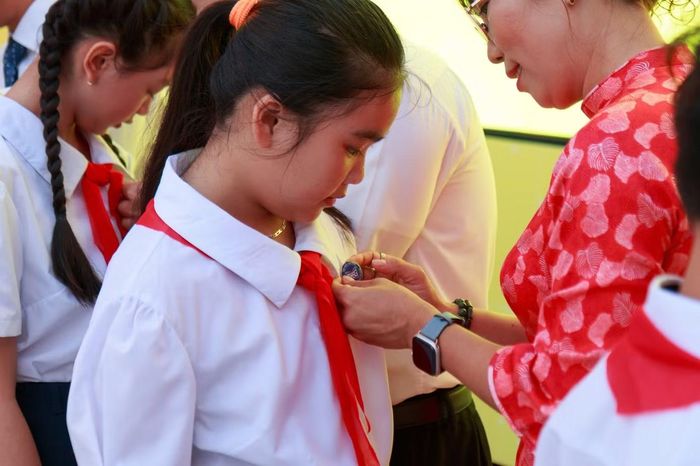  Thầy cô chủ nhiệm cài huy hiệu trường cho học sinh mới. Ảnh: Liên Đội Trường Trung Học Thực Hành Sài Gòn. 