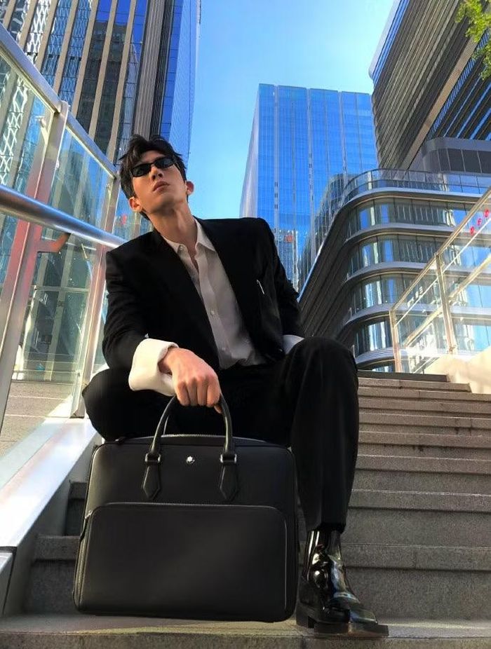 Bộ ảnh Loan Niệm tan làm được nhiều người yêu thích.