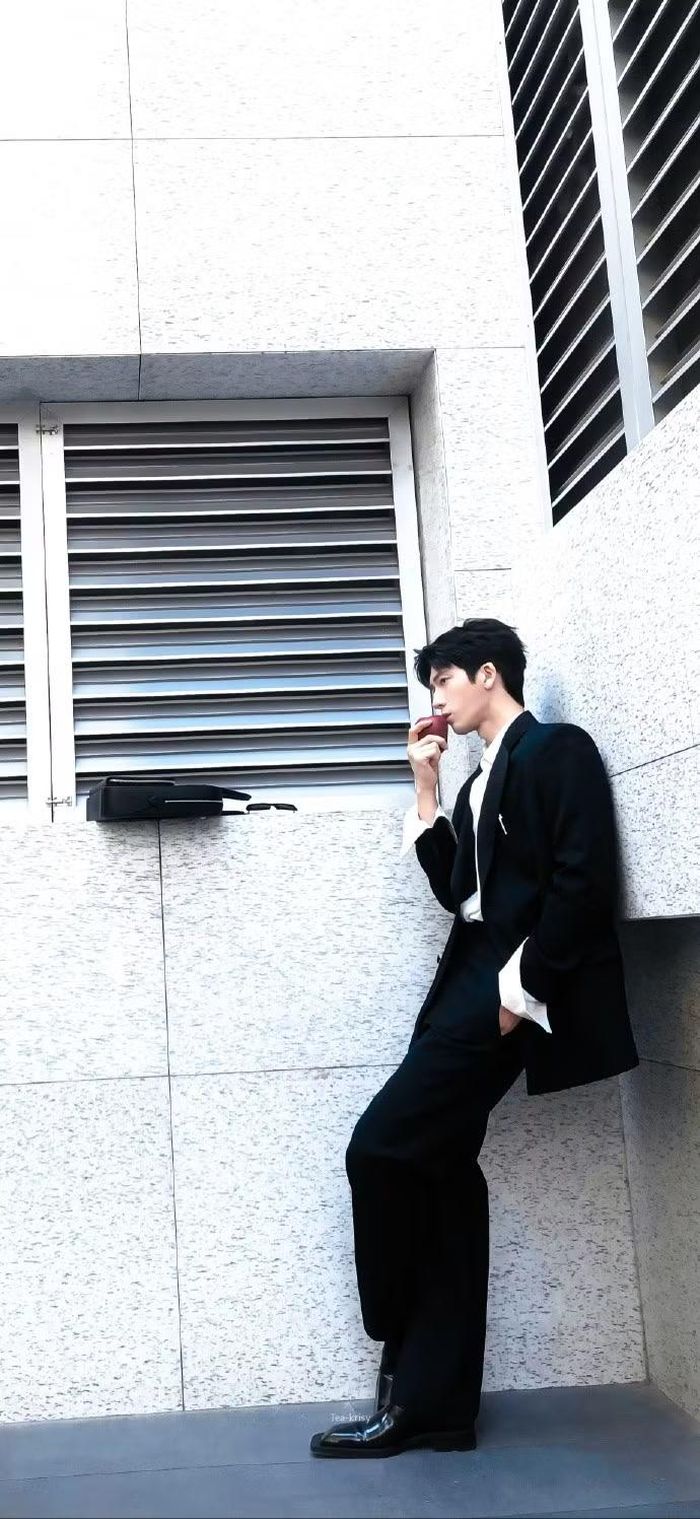 Lưu Văn cũng bị soi vì thả tim loạt ảnh này.
