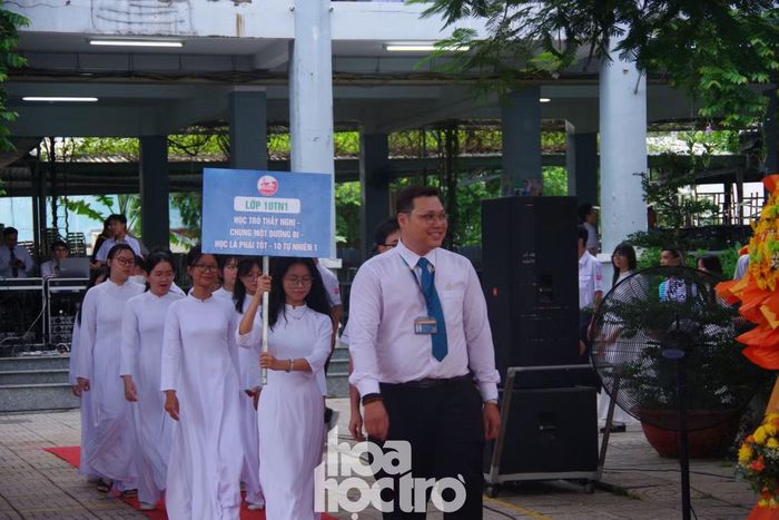  ﻿Phần lễ chào đón học sinh khối 10 được tổ chức rất hoành tráng, chỉn chu. Ảnh: Kim Cương 
