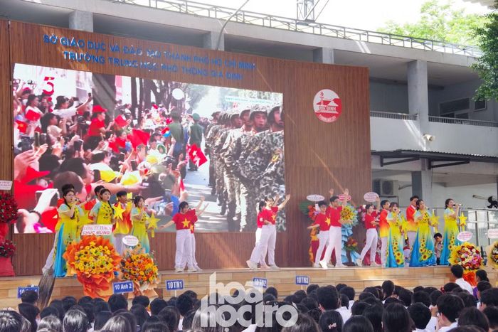  ﻿Các tiết mục văn nghệ được thầy cô và học sinh dàn dựng công phu. Ảnh: Kim Cương 
