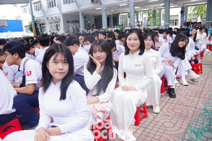  ﻿Ngay từ sáng sớm, không khí tại trường THPT Gia Định đã trở nên sôi nổi với sự trở lại đầy hào hứng của các bạn học sinh. Ảnh: Kim Cương 