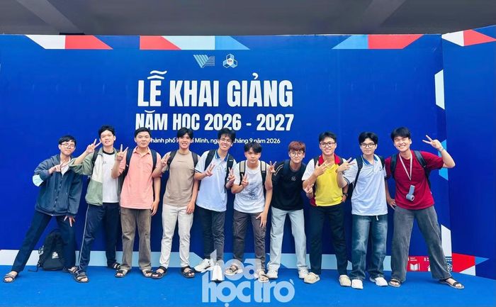 Các bạn tân sinh viên phấn khởi trong ngày khai giảng.