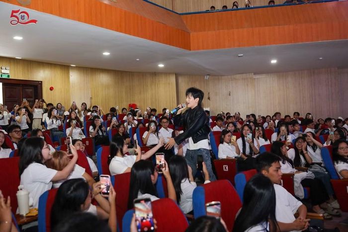 Nam nghệ sĩ trở lại trường nhân Lễ khai giảng và nhận được sự yêu mến của các bạn sinh viên. Ảnh: Trường Đại học Ngân hàng TP. Hồ Chí Minh - HUB