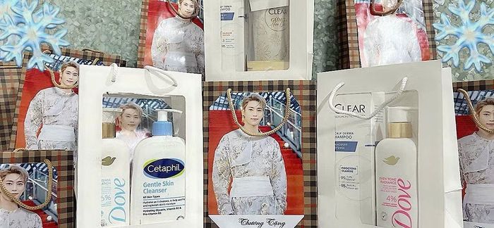 Những món quà được trao đi đều được gắn hình ảnh của Thái Lê Minh Hiếu.