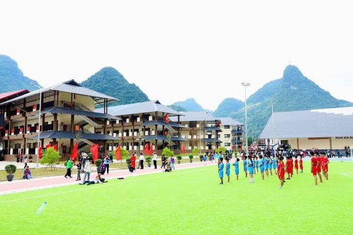 Các khối nhà học, khu nội trú, khu sinh hoạt và các hạng mục phụ trợ đã được hoàn thiện. (Moet.vn)