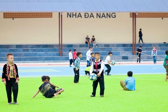 Những hoạt động thể thao, vui chơi trên sân trường góp phần tạo nên không khí sôi nổi trong những ngày đầu năm học (Moet.vn)