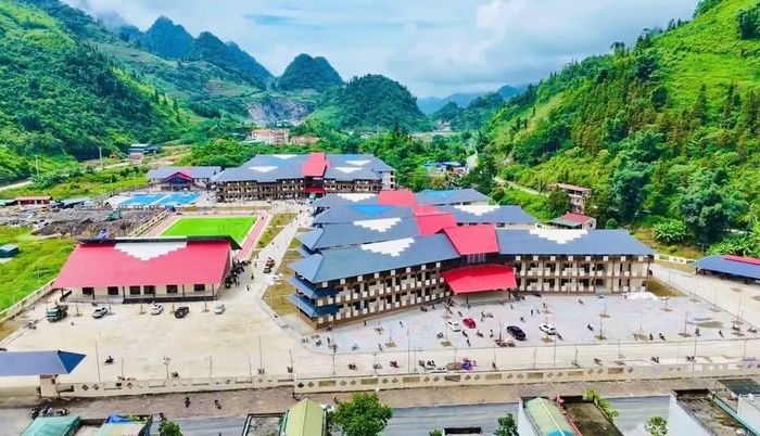 Toàn cảnh Trường PTNT Tiểu học và THCS Mường Khương giữa không gian vùng cao biên giới. Công trình được đầu tư trên diện tích gần 5 ha, với tổng mức đầu tư 255 tỷ đồng, đáp ứng quy mô 28 lớp, 980 học sinh (Moet.vn)