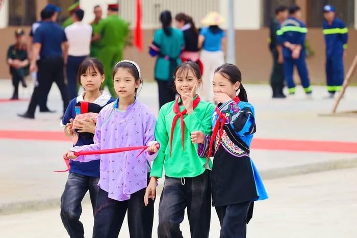 Học sinh vui mừng làm quen với không gian học tập và sinh hoạt tại ngôi trường mới trước khi chính thức bước vào năm học 2026-2027 (Moet.vn)