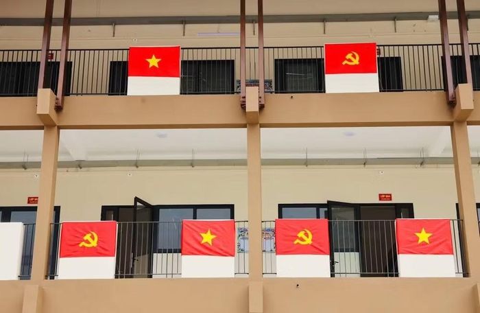 Cờ Tổ quốc, cờ Đảng được trang trí tại các dãy nhà, tạo không khí trang trọng, phấn khởi trước ngày khai giảng (Moet.vn)