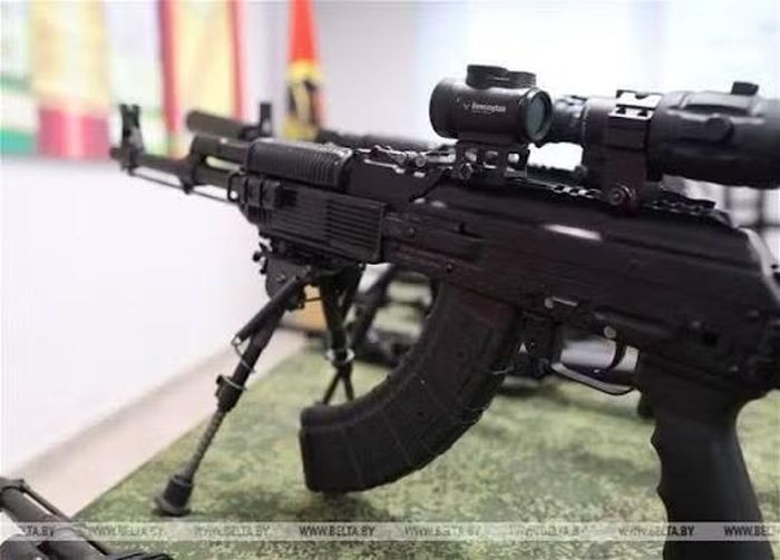 Khẩu súng này có khả năng lắp đặt kính ngắm quang học và thiết bị quang điện tử cùng dụng cụ bổ sung (chân chống, bộ giảm thanh, súng phóng lựu kẹp nòng, lưỡi lê...), với báng gập dạng ống lồng, tay cầm tích hợp ngăn chứa đồ, và bao gồm 141 chi tiết.