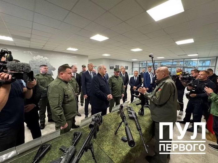 Ông Lukashenko tuyên bố các loại vũ khí nhỏ của Belarus đã được đưa vào sử dụng, đồng thời kêu gọi "cải tiến và hoàn thiện liên tục". Sau khi tham quan, nhà lãnh đạo đã được tặng một khẩu súng trường tấn công VSK-100B.