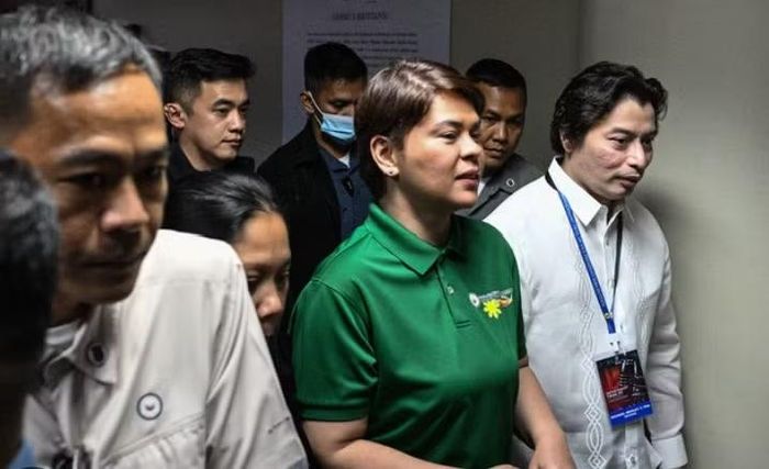Tháng 5 vừa qua, Hạ viện Philippines bỏ phiếu thông qua việc luận tội bà Duterte với các cáo buộc kê khai tài sản không minh bạch, lạm dụng quỹ mật quốc gia và đe dọa gia đình Tổng thống Marcos cùng ông Romualdez.