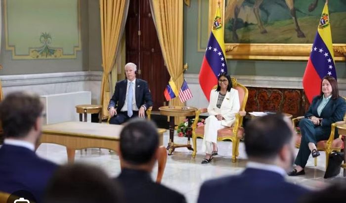 “Tôi đã thấy những tít báo kiểu ‘Mỹ đang đánh cắp dầu của Venezuela’. Tất nhiên, điều đó hoàn toàn không đúng sự thật”, ông Wright nói, cho rằng dầu mỏ tại Venezuela “thực sự thuộc về người dân Venezuela”.
