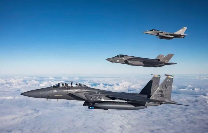 Nếu Ba Lan đặt mua các máy bay chiến đấu F-15EX Eagle II thế hệ mới nhất, chúng sẽ bổ sung cho phi đội tiêm kích tàng hình F-35A và tiêm kích đa năng hạng nhẹ F-16 hiện có và trở thành nền tảng tấn công chủ lực của nước này.