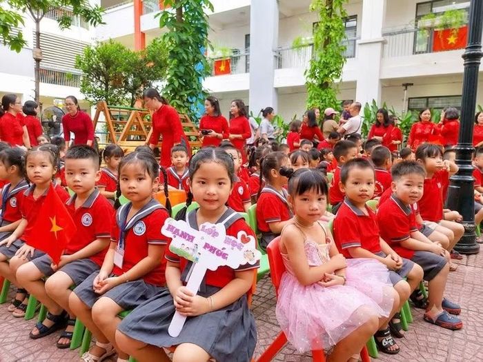 Nụ cười, ánh mắt và những bước chân ngày khai trường.
