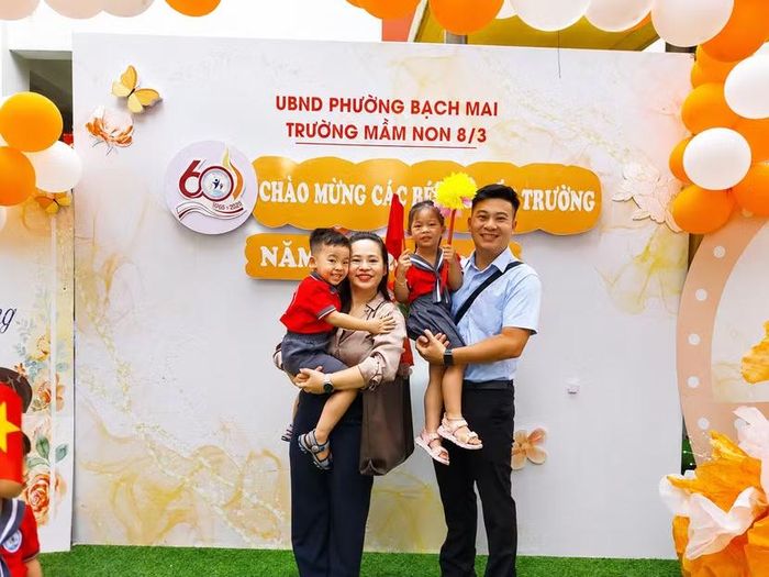 Giữa không khí tưng bừng của ngày hội đến trường, chính những biểu cảm hồn nhiên tạo nên một ngày khai giảng đầy cảm xúc.