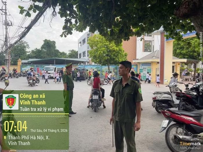 Lực lượng tham gia đảm bảo ANTT ở cơ sở tham gia tuyên truyền an toàn giao thông ngày khai giảng năm học mới