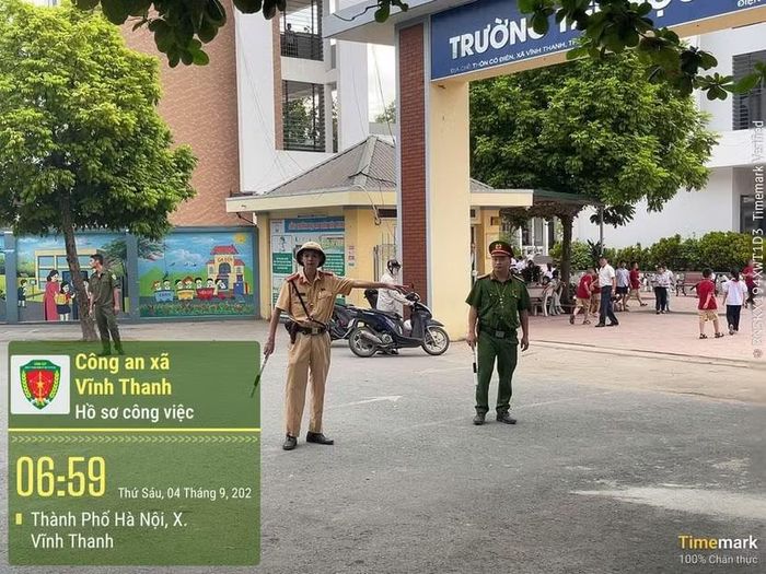 Tổ công tác tuyên truyền an toàn giao thông tại cổng trường học