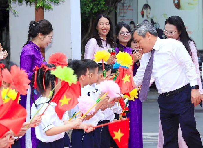 Chủ tịch UBND TP Hà Nội Vũ Đại Thắng thăm hỏi học sinh Trường Tiểu học Ngô Thì Nhậm