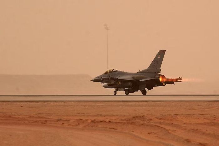 Tình trạng thiếu hụt đạn dược càng trầm trọng hơn do tên lửa AIM-9 và AIM-120 cũng được sử dụng bởi các hệ thống phòng không mặt đất như NASAMS với tần suất khá lớn.