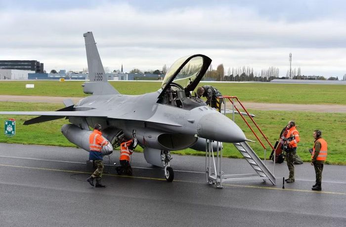Ấn phẩm chuyên ngành The War Zone (TWZ) nói rõ: "Kho vũ khí dành cho tiêm kích F-16 của Ukraine đang phải đối mặt với tình trạng thiếu hụt nghiêm trọng tên lửa không đối không, buộc họ phải dựa hoàn toàn vào pháo tích hợp cho một số nhiệm vụ ban ngày".