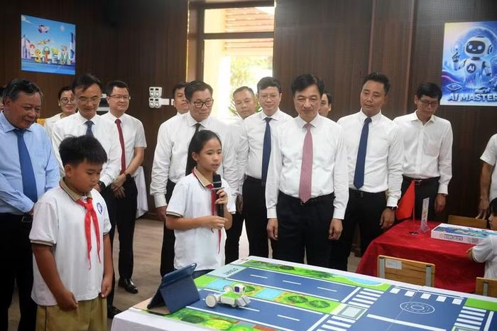 Sự gần gũi, cởi mở của các vị lãnh đạo xua đi sự bỡ ngỡ ban đầu, giúp các em tự tin trình bày ý tưởng về các mô hình lập trình cơ bản.
