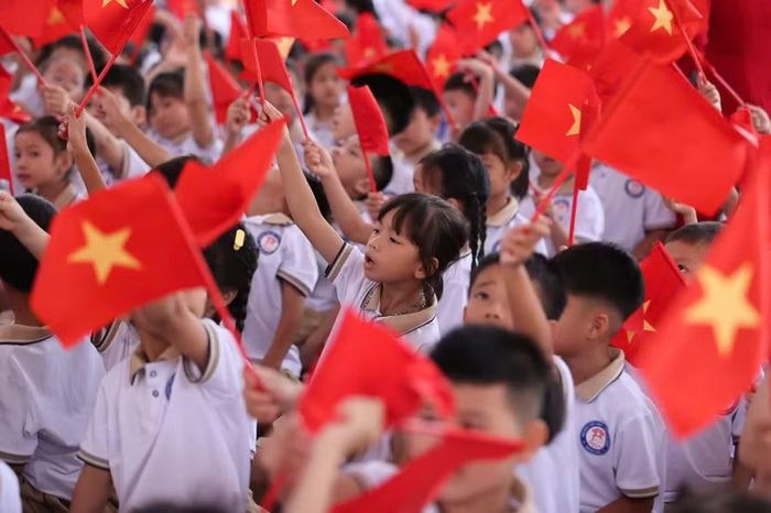 Niềm háo hức của những đứa trẻ vùng bãi bồi trong ngày đầu tiên được học tập dưới một mái trường khang trang, không thua kém bất cứ trường trọng điểm nào trong các quận nội thành.