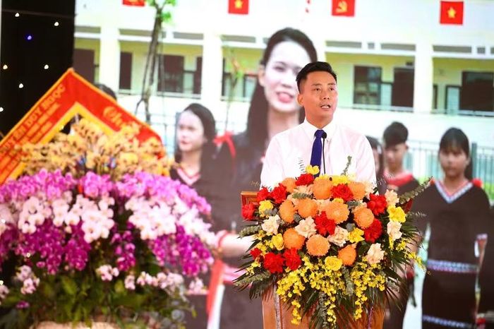 Bí thư Đảng ủy, Chủ tịch Hội đồng nhân dân xã Minh Châu Nguyễn Đức Tiến cam kết sẽ luôn đồng hành, sát sao cùng nhà trường; thường xuyên quan tâm, chăm lo đời sống đội ngũ thầy cô giáo; phối hợp chặt chẽ để quản lý, sử dụng hiệu quả, bền vững cơ sở vật chất được đầu tư; kịp thời nắm bắt và tháo gỡ khó khăn phát sinh, không để lãng phí bất kỳ nguồn lực nào đã được Trung ương, Thành phố và các nhà tài trợ dành cho Minh Châu.