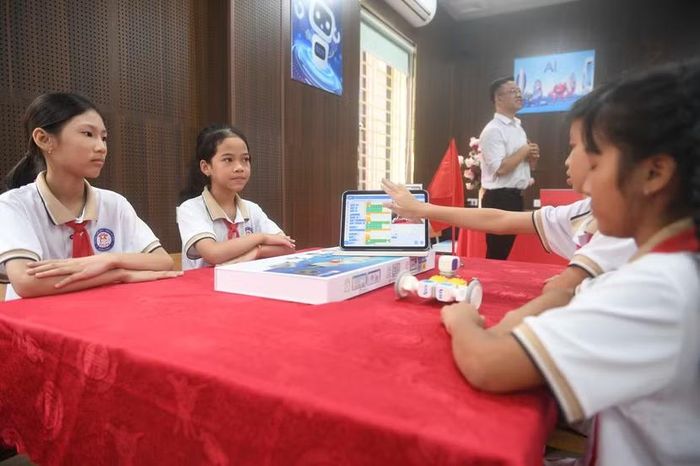 Sau phần lễ, các đại biểu trực tiếp tham quan cơ sở vật chất mới. Đáng chú ý nhất là Phòng học STEM - món quà do đích thân đồng chí Nguyễn Duy Ngọc trao tặng để học sinh xã đảo có cơ hội tiếp cận phương pháp giáo dục tiên tiến.